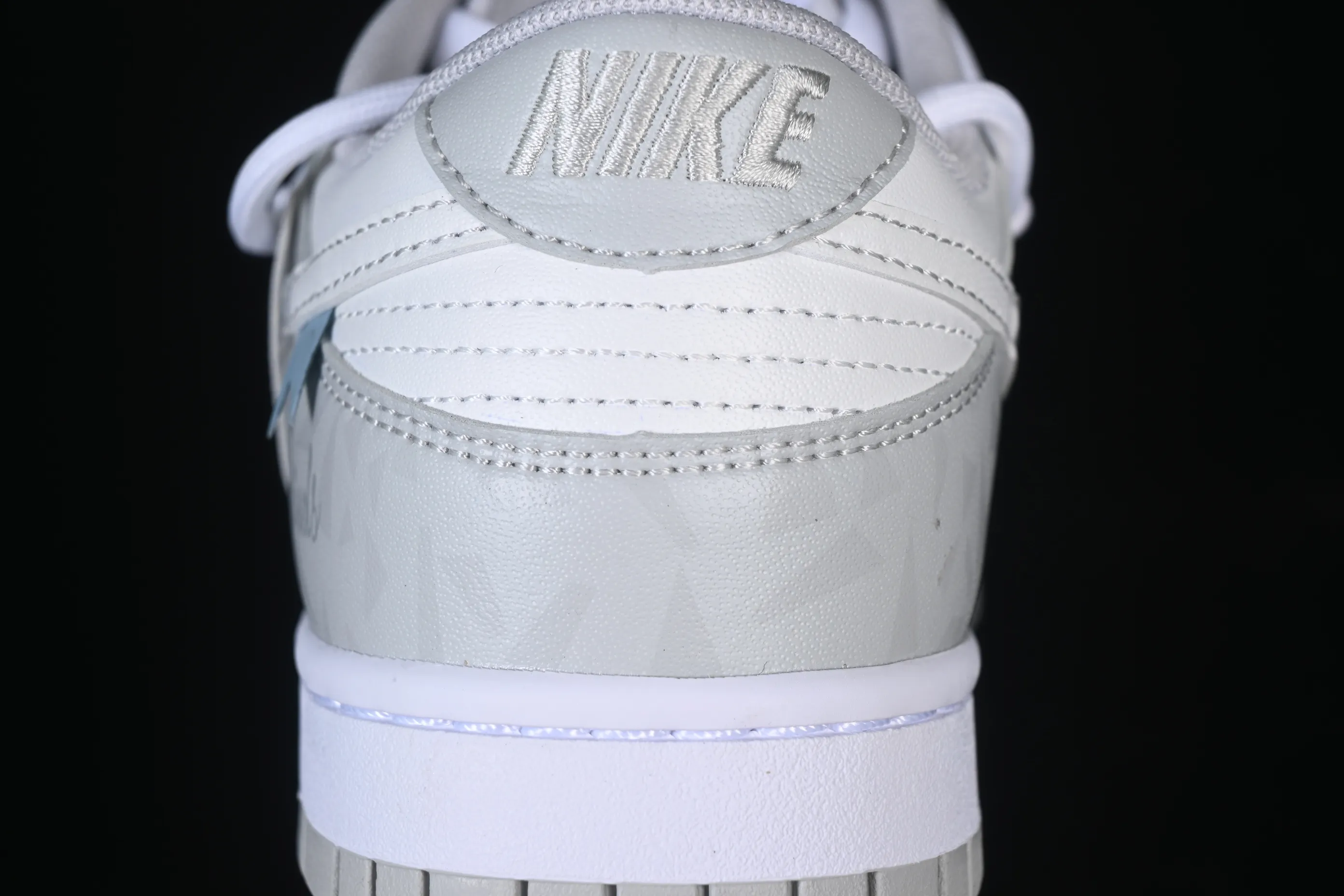All categories Nk SB Dunk Series Nk SB Dunk Low High-end customized low-top sneakers Nike SB Dunk Low Gray and white straps low-top casual sneakers HF0730-160
